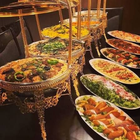 أطباق بوفيه متنوعة مع تقديم ذهبي فاخر